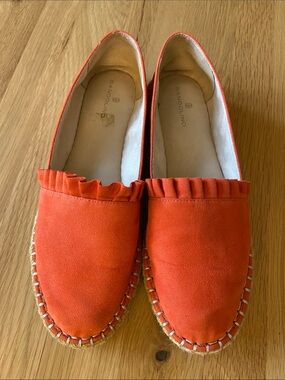 BANDOLINO suede-like orange espadrilles. Cute ruffle on vamp. Adorable!
